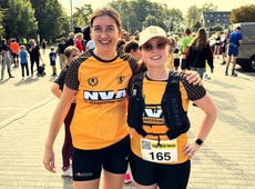 Sarah en Stefanie zetten hun beste beentje voor op de Pater Lieven Moryloop